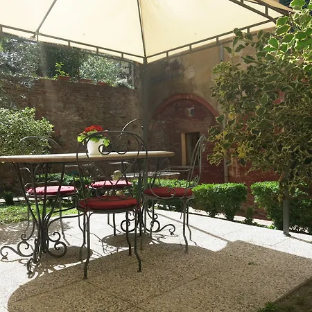 Piazza Paradiso 4*