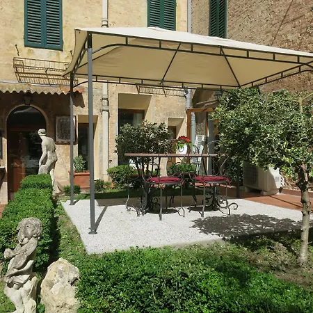 Piazza Paradiso 4* Sienne