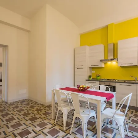 בית הארחה Piazza Paradiso 4*