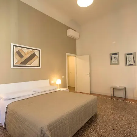 Piazza Paradiso בית הארחה 4*