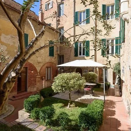 Piazza Paradiso 4* Siena